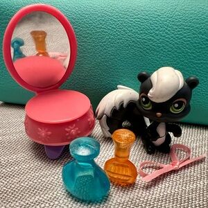 Littlest Pet Shop #253 2005 AUTHENTIC Skunk + accessories Green Eyes Pink Magnet